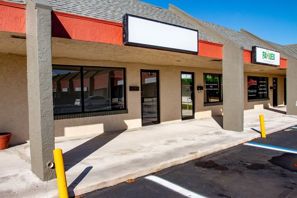 Virginia Avenue Plaza: 800 Virginia Ave, Fort Pierce, FL 34982